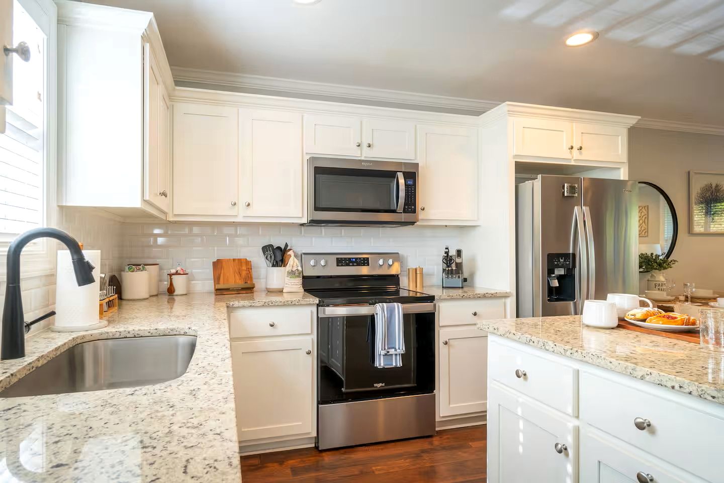 Modern Vacation Home with Hot Tub & Golf Simulator near Downtown Helen, GA