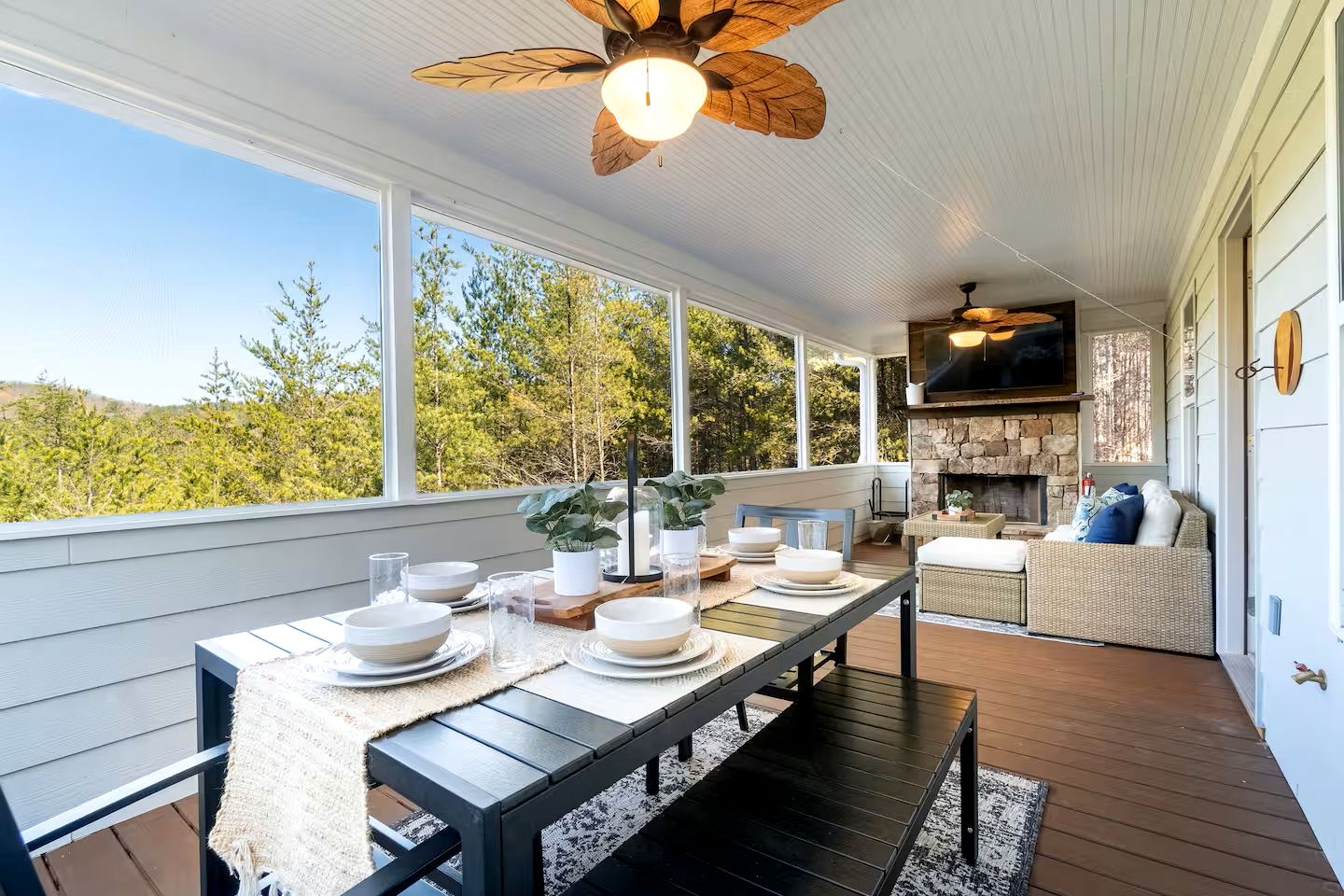 Modern Vacation Home with Hot Tub & Golf Simulator near Downtown Helen, GA