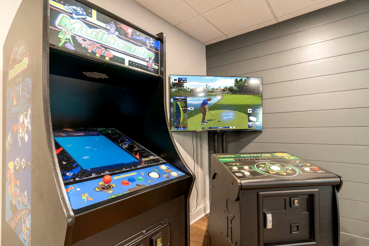 Modern Vacation Home with Hot Tub & Golf Simulator near Downtown Helen, GA