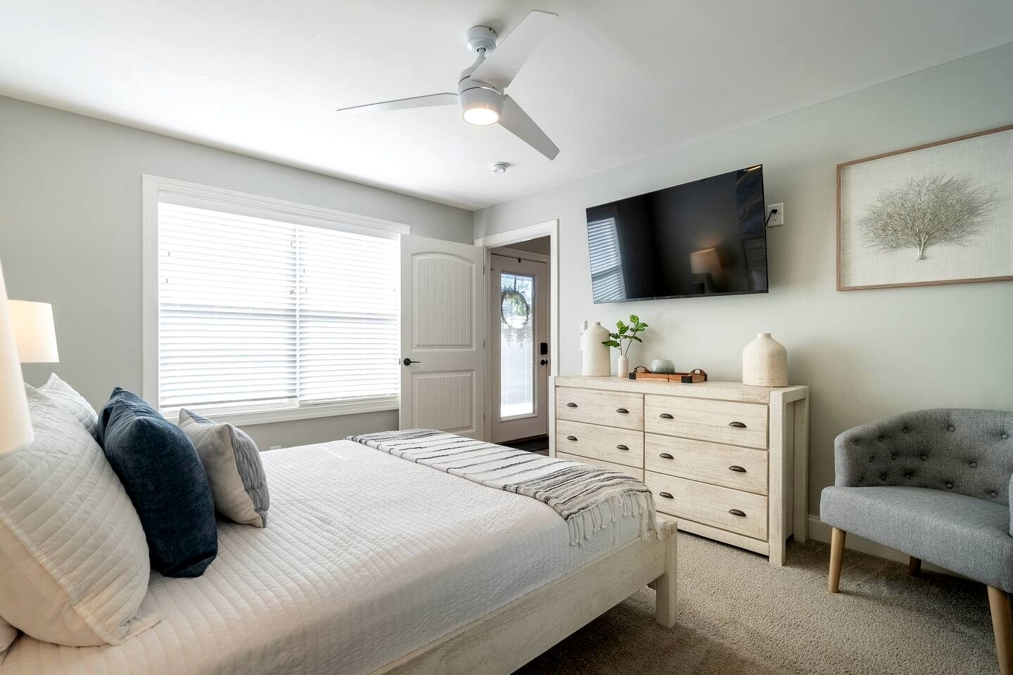 Modern Vacation Home with Hot Tub & Golf Simulator near Downtown Helen, GA