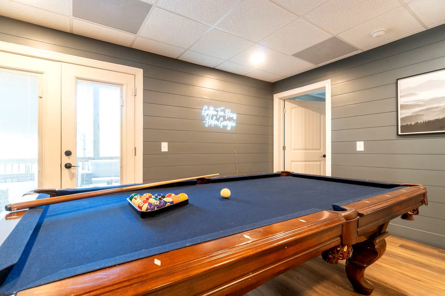 Modern Vacation Home with Hot Tub & Golf Simulator near Downtown Helen, GA