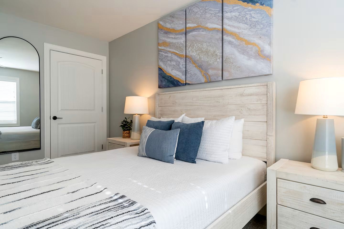 Modern Vacation Home with Hot Tub & Golf Simulator near Downtown Helen, GA