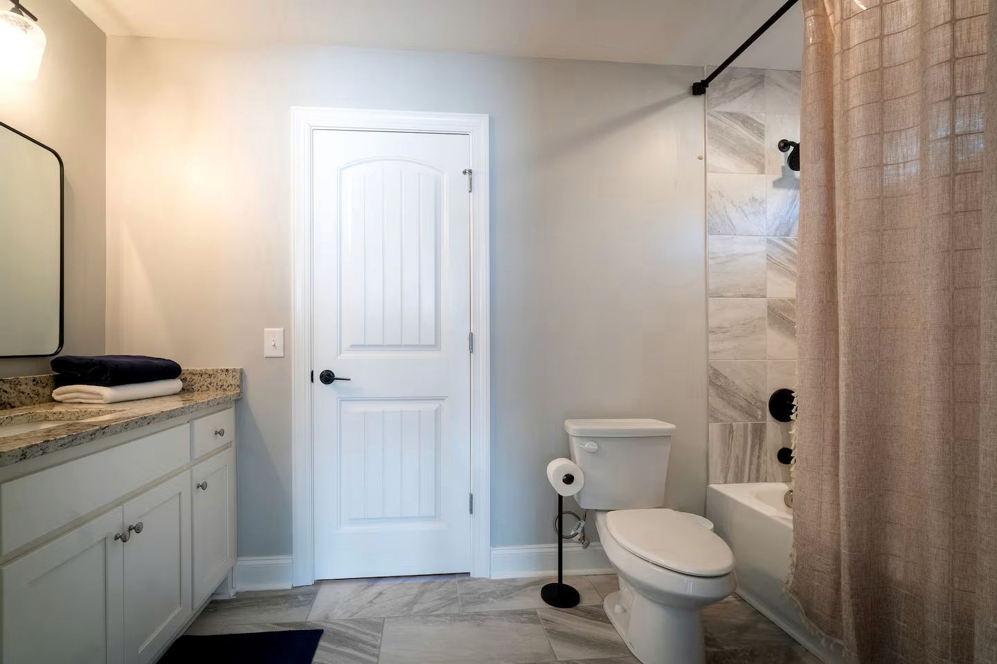 Modern Vacation Home with Hot Tub & Golf Simulator near Downtown Helen, GA