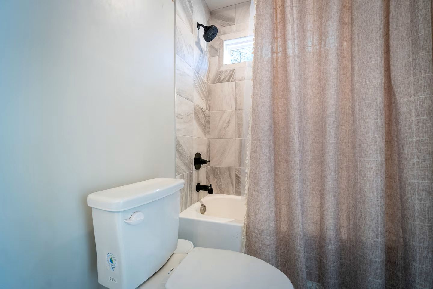 Modern Vacation Home with Hot Tub & Golf Simulator near Downtown Helen, GA