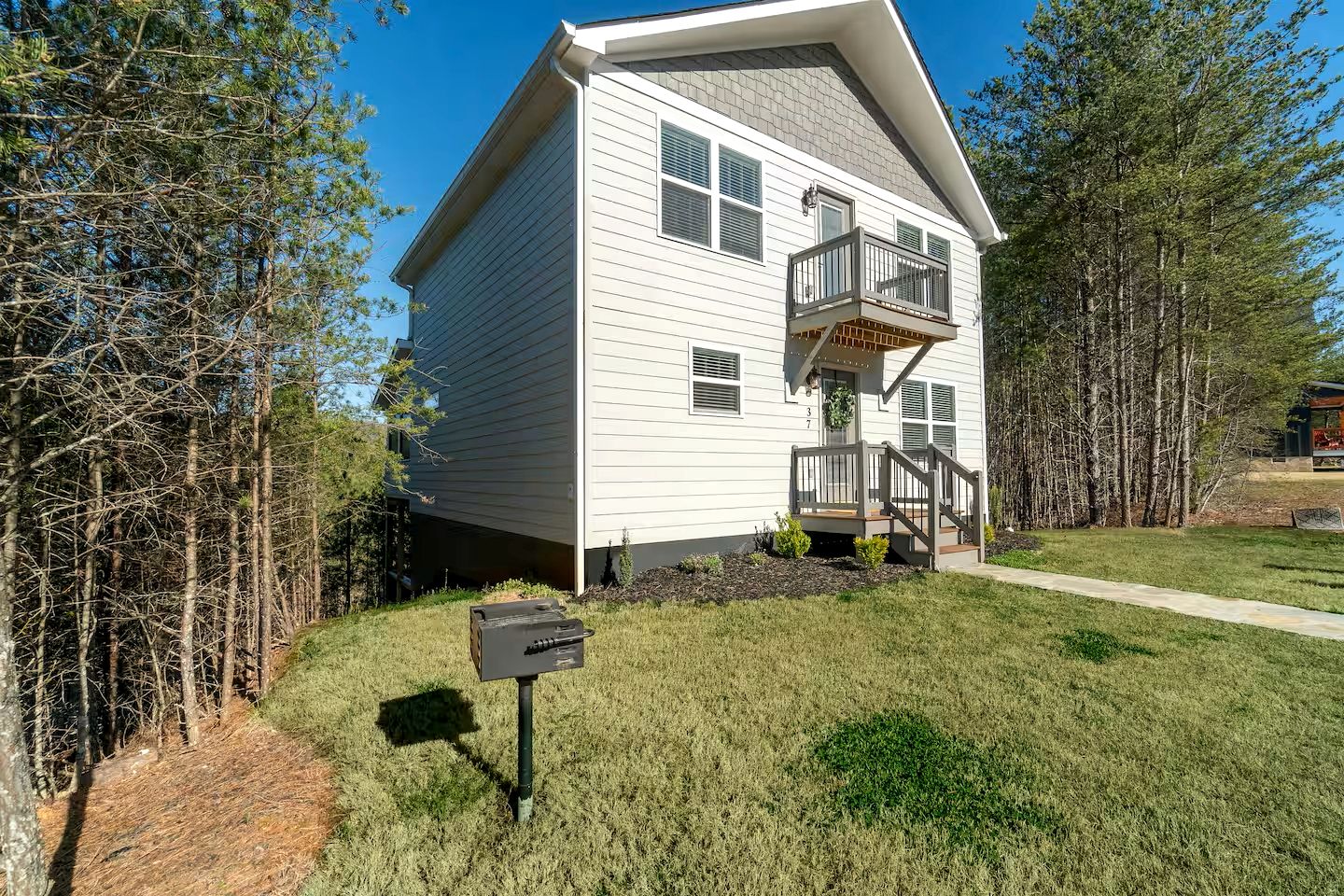Modern Vacation Home with Hot Tub & Golf Simulator near Downtown Helen, GA