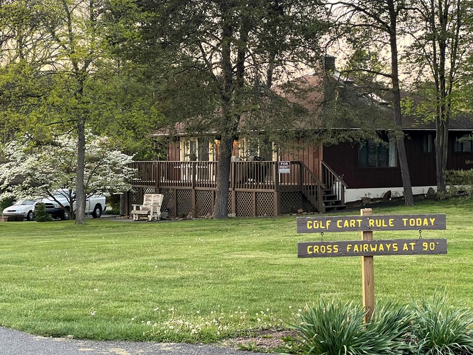Charming Cabin on Golf Course with Fireplace & Resort Perks in Hedgesville, West Virginia