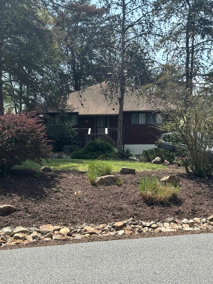Charming Cabin on Golf Course with Fireplace & Resort Perks in Hedgesville, West Virginia