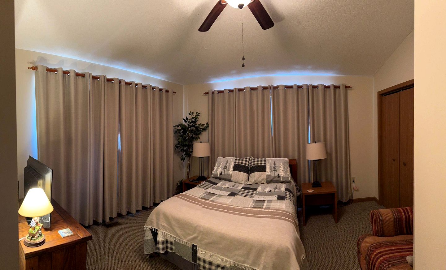Charming Cabin on Golf Course with Fireplace & Resort Perks in Hedgesville, West Virginia