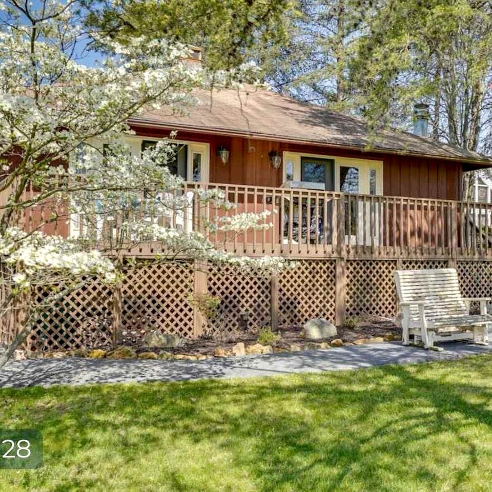 Charming Cabin on Golf Course with Fireplace & Resort Perks in Hedgesville, West Virginia
