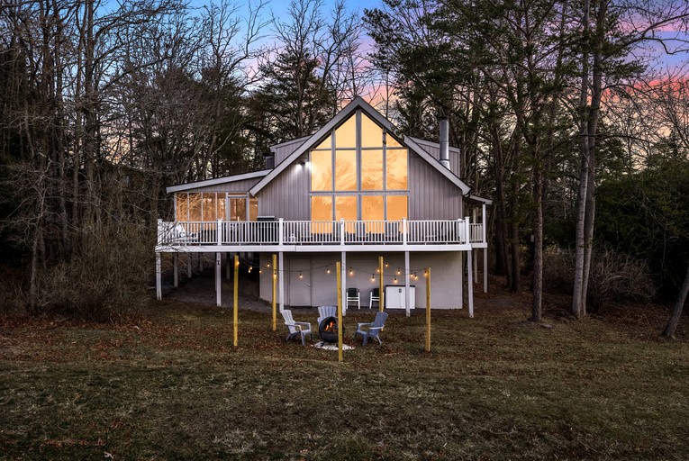 Charming Cabin with Multiple Fire Pits, Screened Porch, and Golf Course Views in Hedgesville, West Virginia