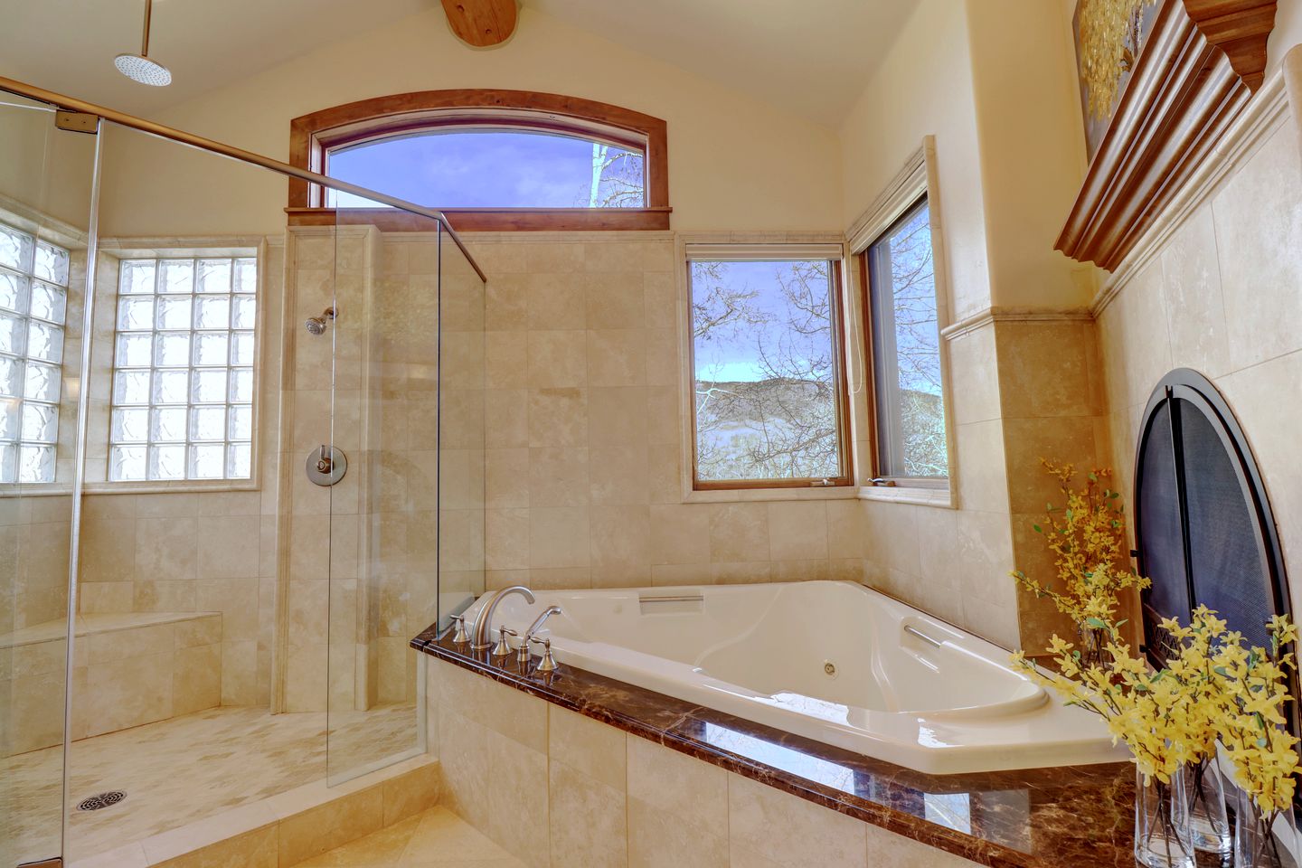 Spectacular Luminous Cabin with Amazing Exterior Space and Pool Table in Silverthorne, Colorado