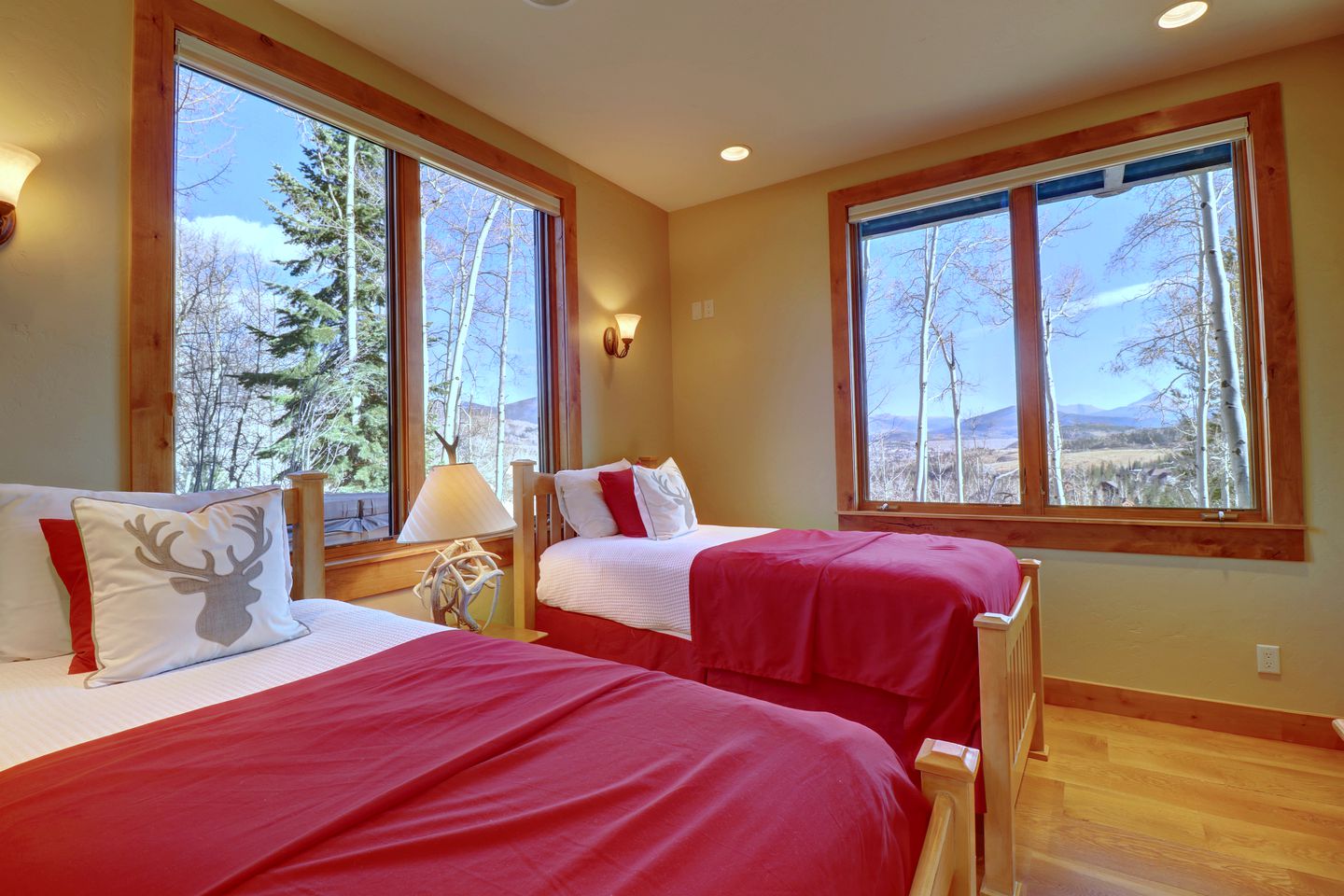 Spectacular Luminous Cabin with Amazing Exterior Space and Pool Table in Silverthorne, Colorado