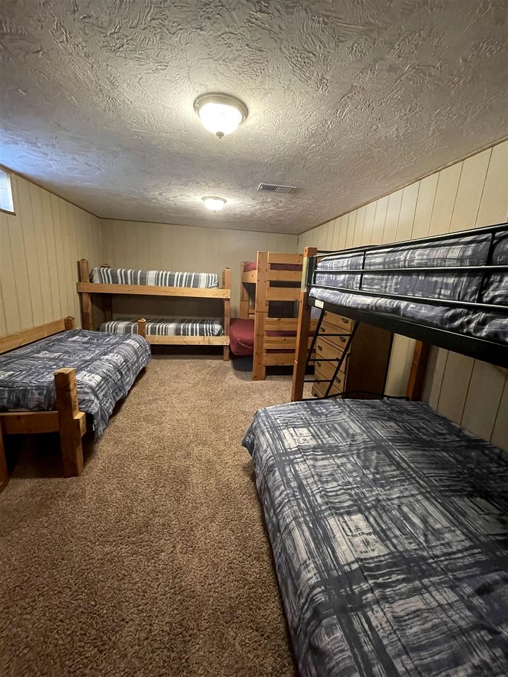 Amazing Cabin for Big Groups with Pool and Air Hockey Table in Bridgton, Maine