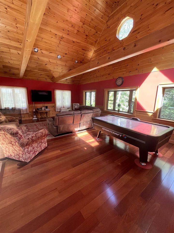 Amazing Cabin for Big Groups with Pool and Air Hockey Table in Bridgton, Maine