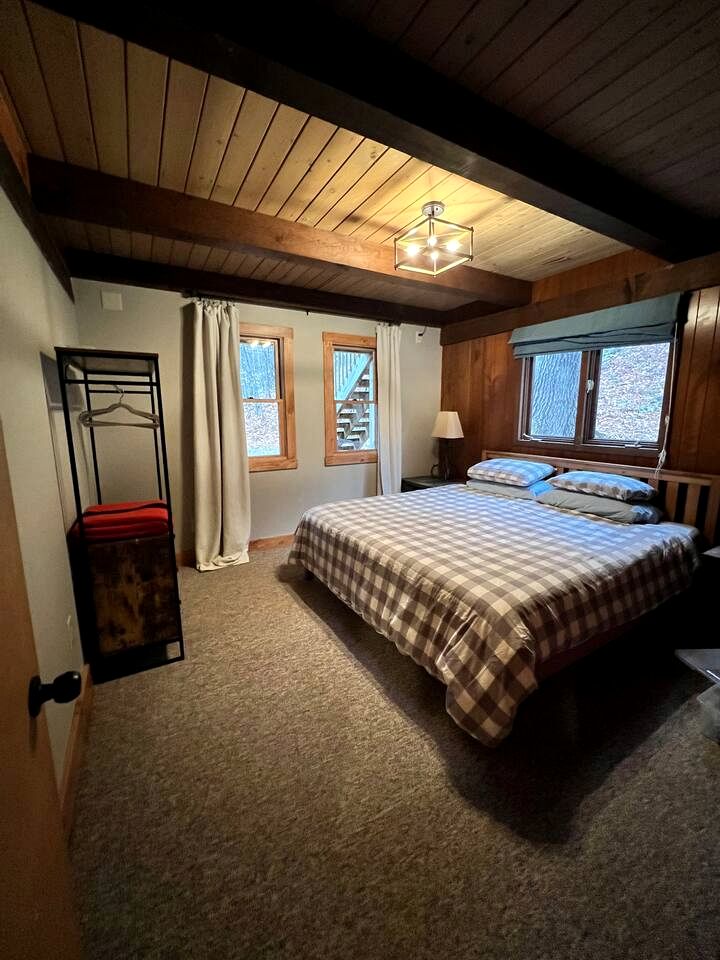 Fantastic Secluded Cabin with Nice Sights in North Creek, New York