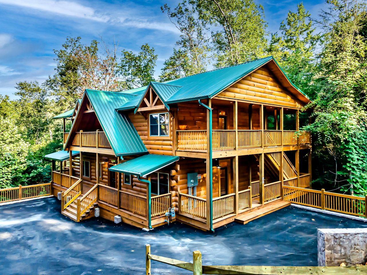 Gorgeous Cabin with Arcade Games, Pool and Endless Entertainment in Tennessee