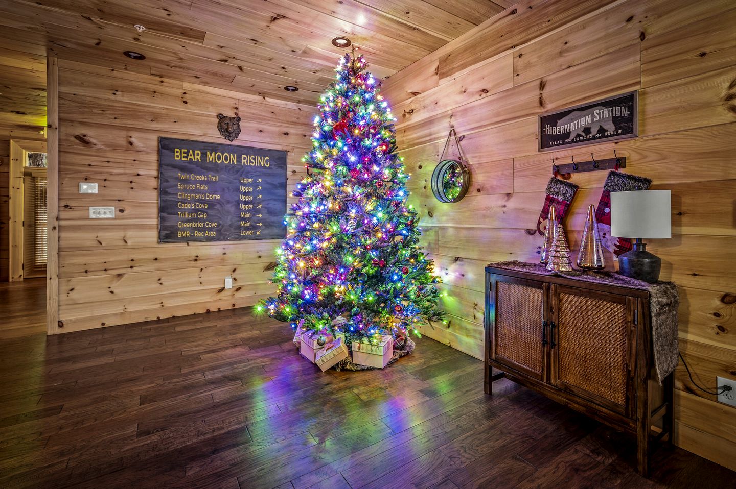 Gorgeous Cabin with Arcade Games, Pool and Endless Entertainment in Tennessee