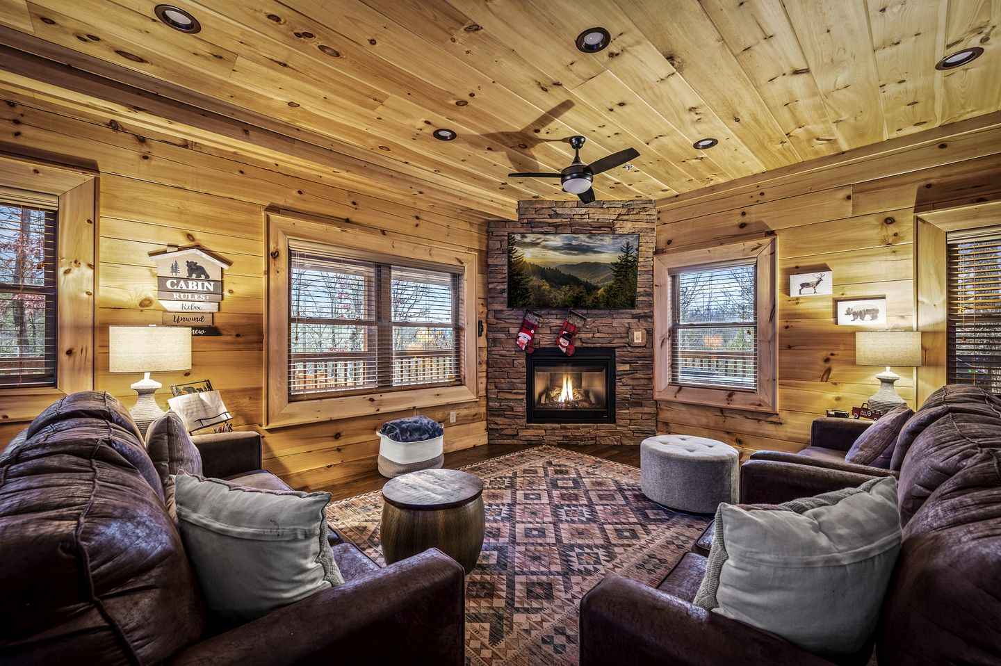 Gorgeous Cabin with Arcade Games, Pool and Endless Entertainment in Tennessee