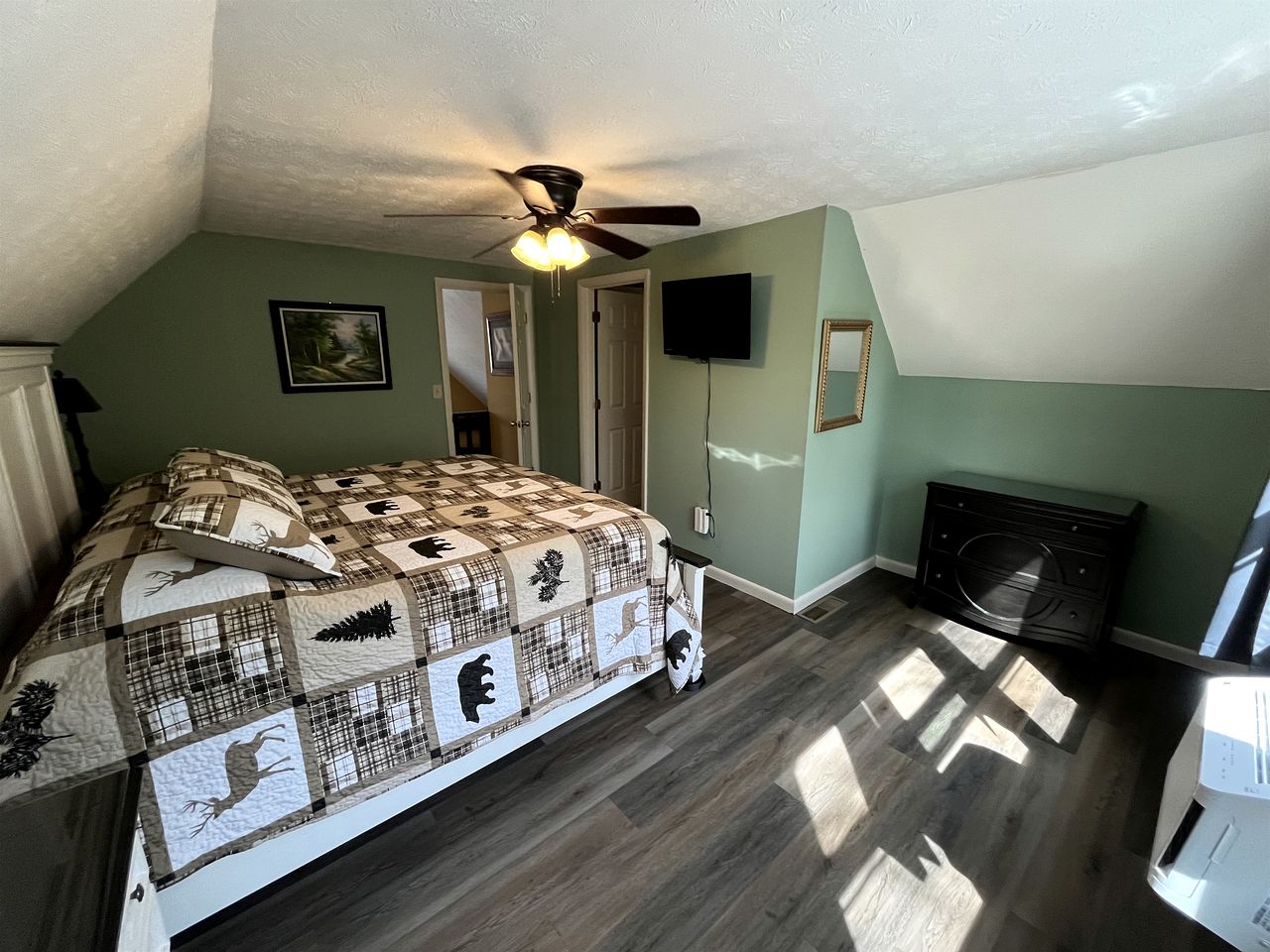 Lazy Bear Cottage With Hot Tub