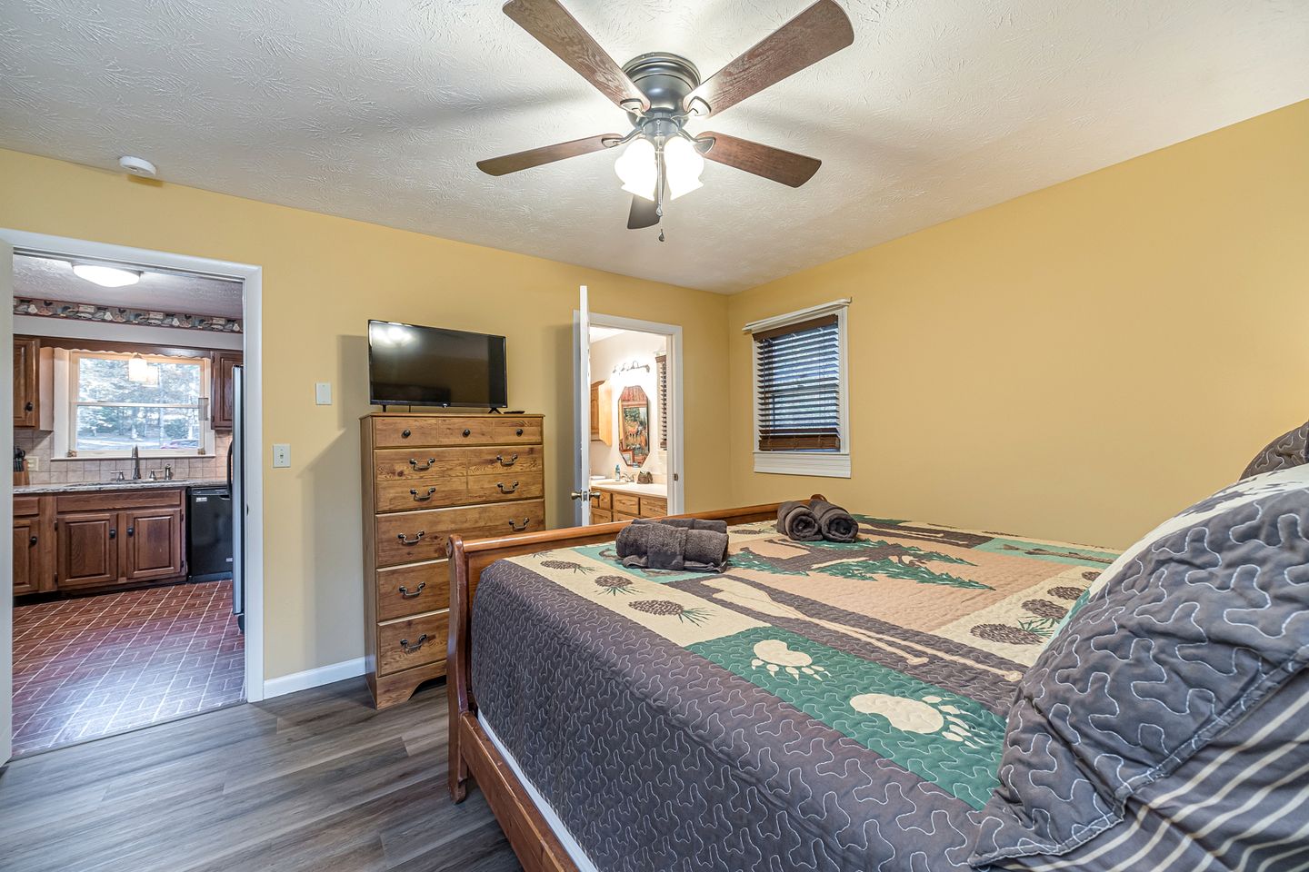 Lazy Bear Cottage With Hot Tub