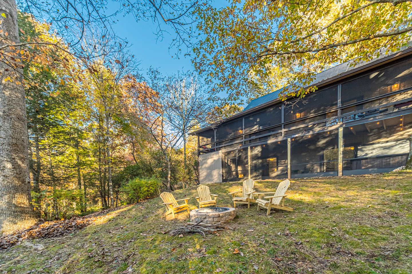 Gorgeous Cabin with Barbecue and Hot-tub in Clarkesville, Georgia