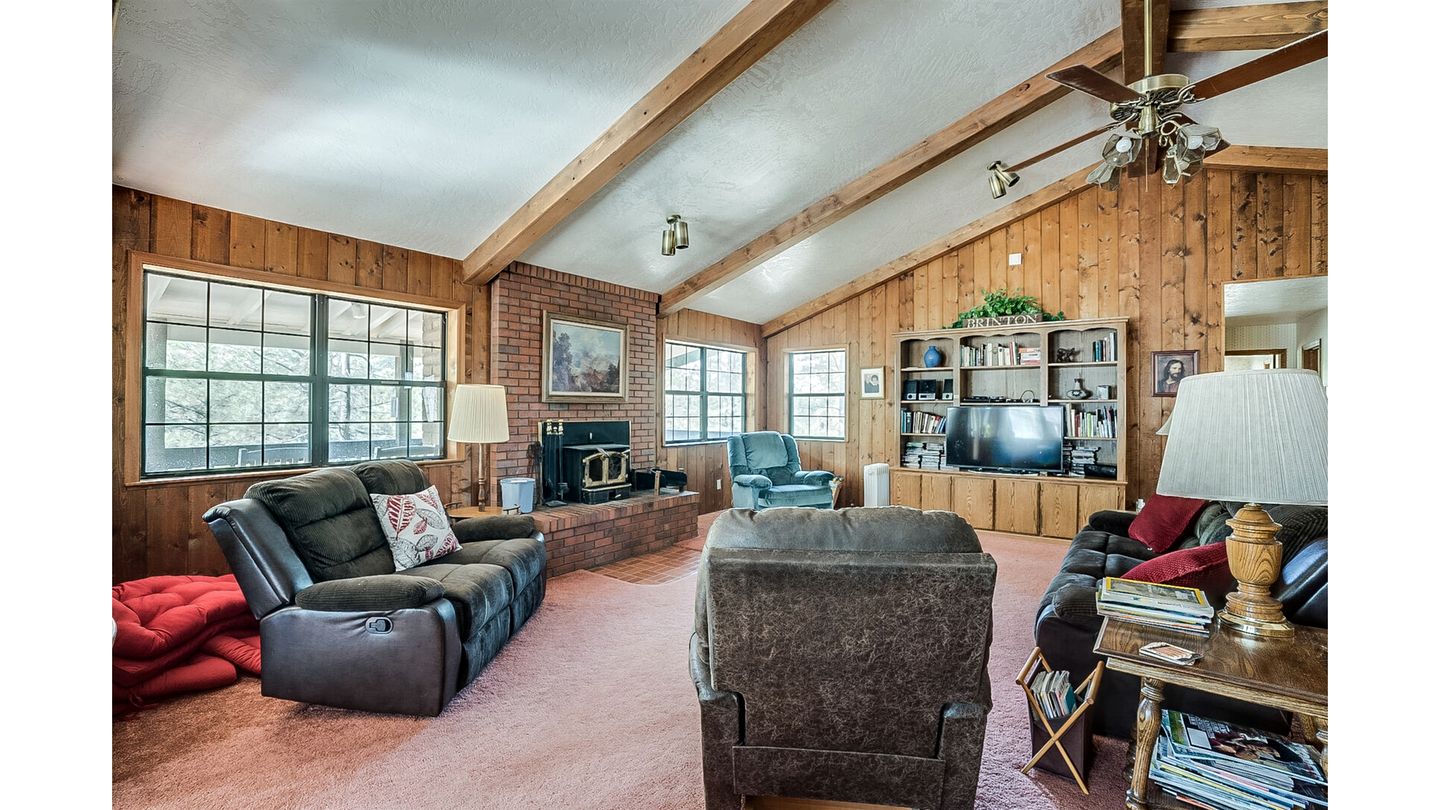 Gorgeous Cabin with Fireplace and Barbecue in Greer, Arizona