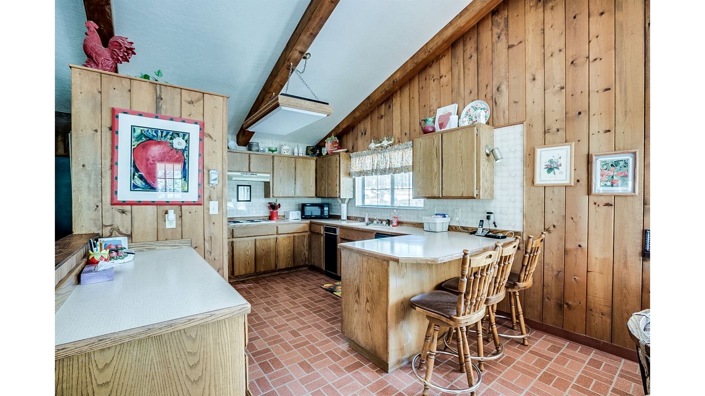 Gorgeous Cabin with Fireplace and Barbecue in Greer, Arizona