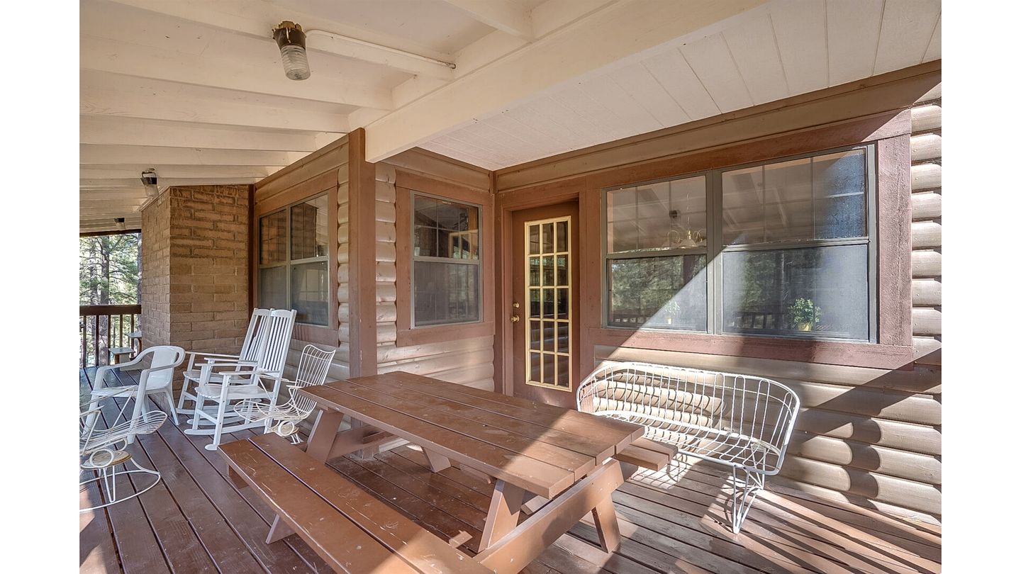 Gorgeous Cabin with Fireplace and Barbecue in Greer, Arizona