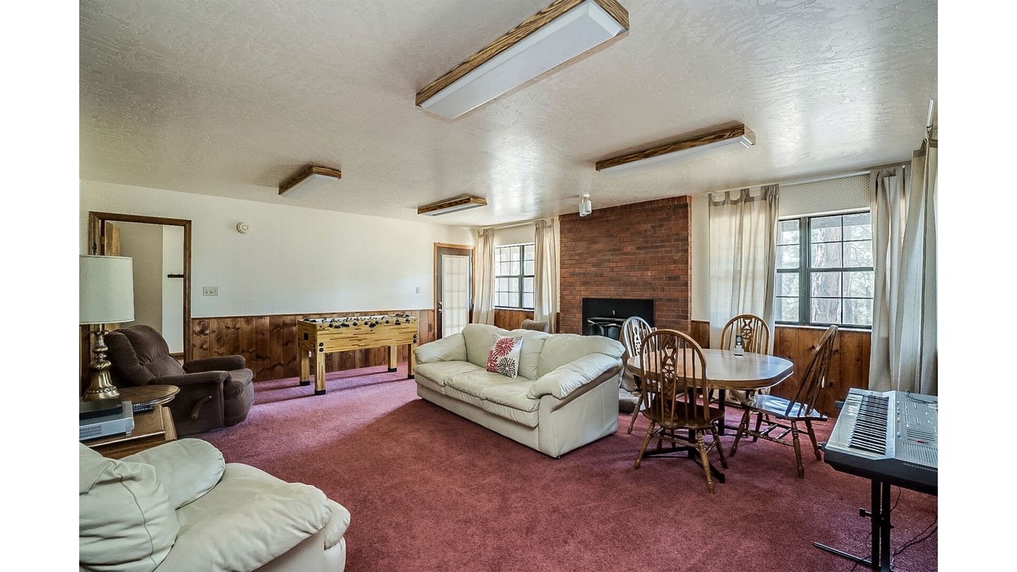Gorgeous Cabin with Fireplace and Barbecue in Greer, Arizona