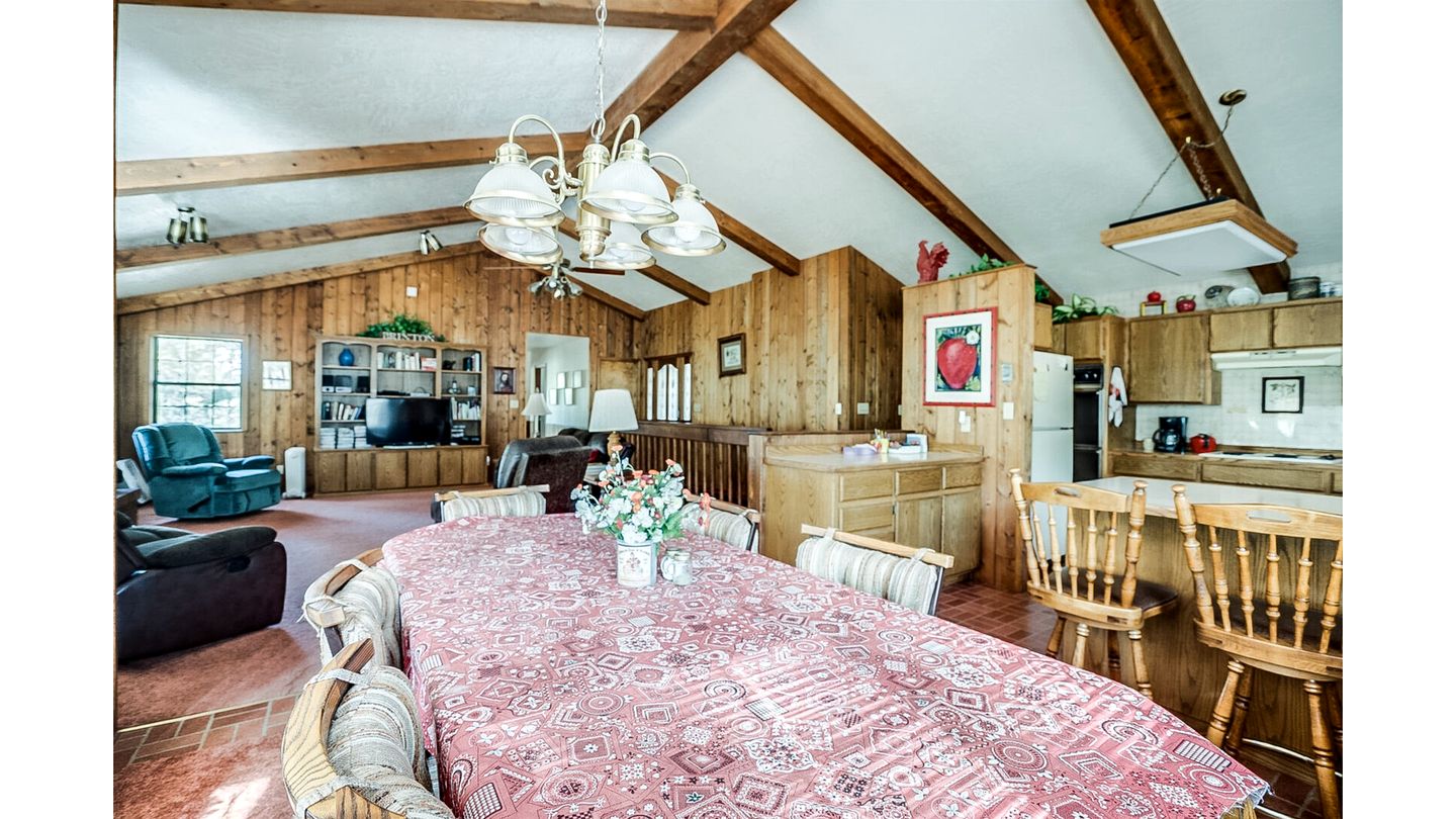 Gorgeous Cabin with Fireplace and Barbecue in Greer, Arizona