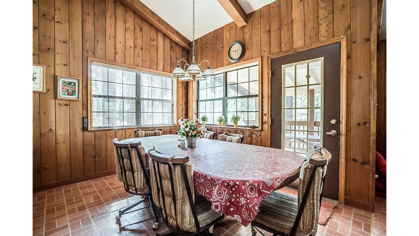 Gorgeous Cabin with Fireplace and Barbecue in Greer, Arizona