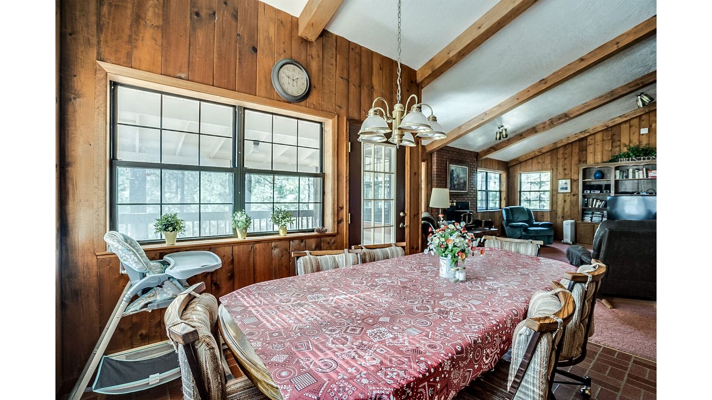 Gorgeous Cabin with Fireplace and Barbecue in Greer, Arizona