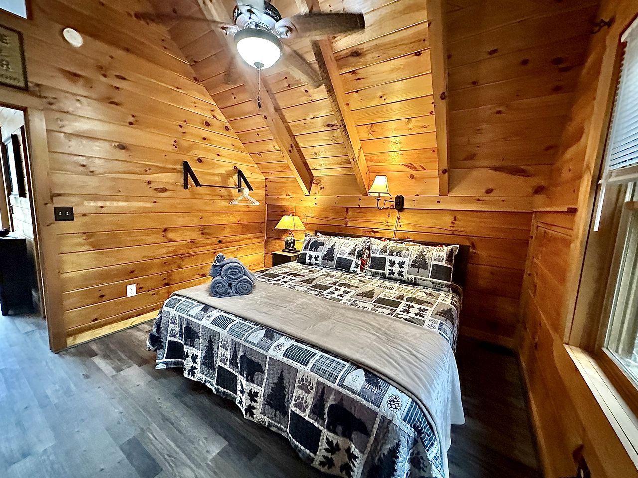 Gorgeous Cabin with Fireplace and Hot-tub in Sevierville, Tennessee