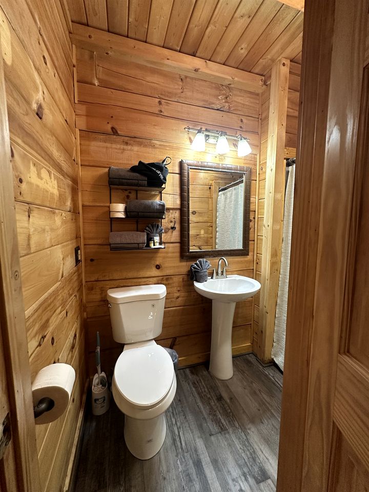 Gorgeous Cabin with Fireplace and Hot-tub in Sevierville, Tennessee