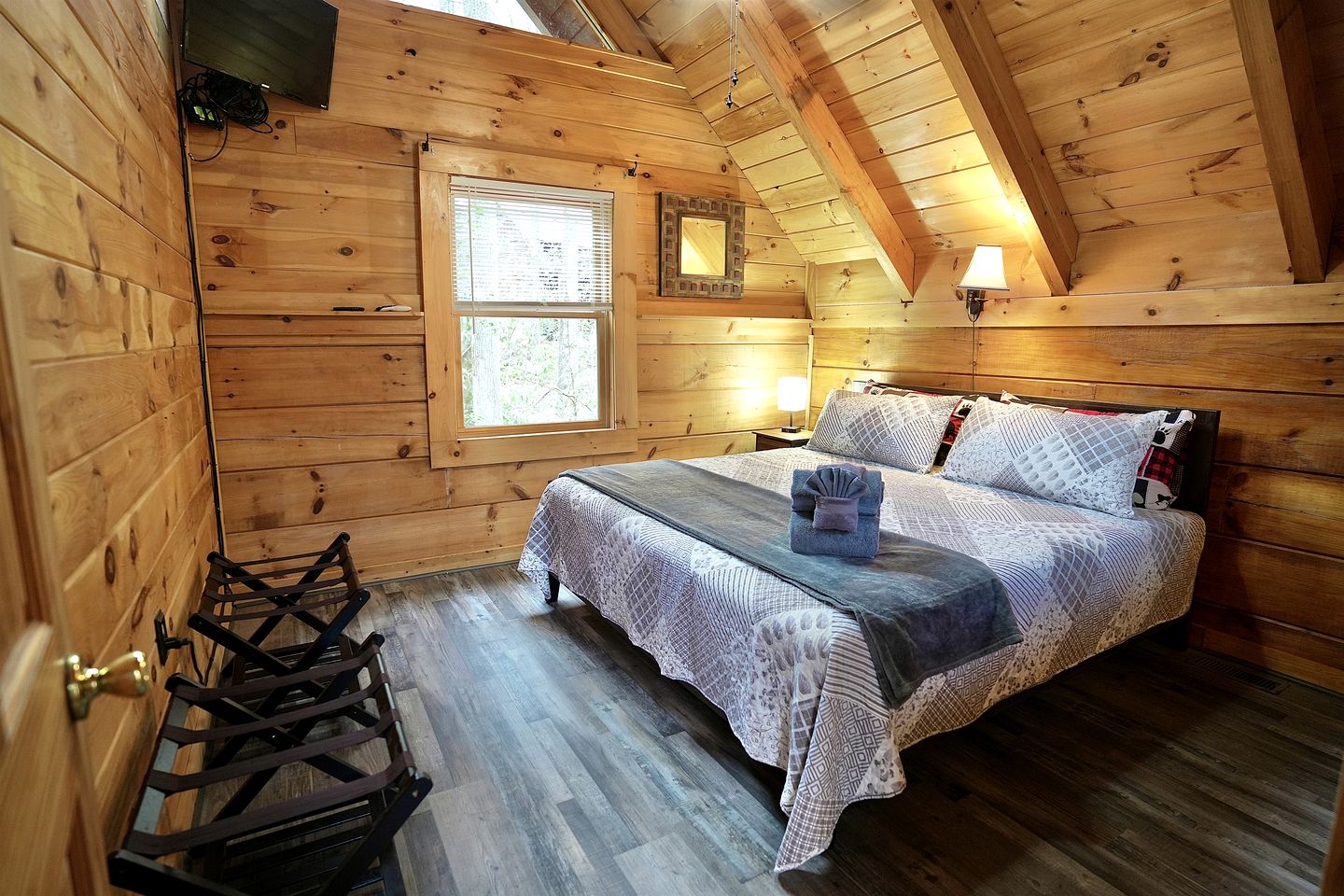 Gorgeous Cabin with Fireplace and Hot-tub in Sevierville, Tennessee