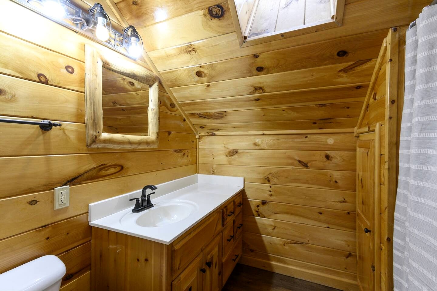Gorgeous Cabin with Game Room and Hot Tub in Broken Bow, Oklahoma