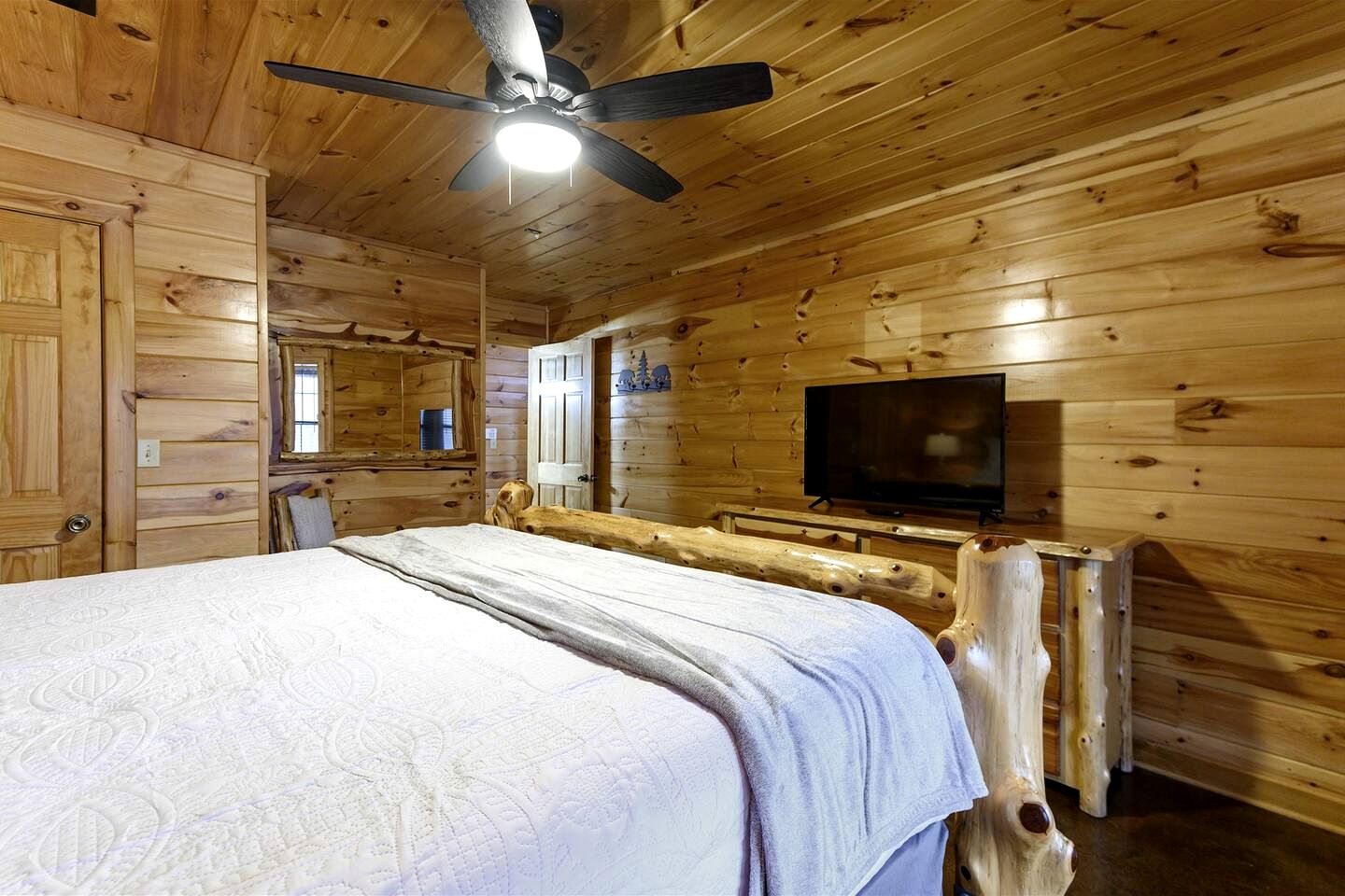 Gorgeous Cabin with Game Room and Hot Tub in Broken Bow, Oklahoma