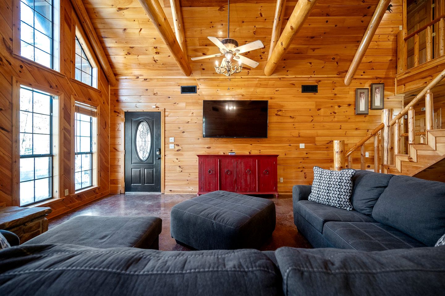Gorgeous Cabin with Game Room and Hot Tub in Broken Bow, Oklahoma