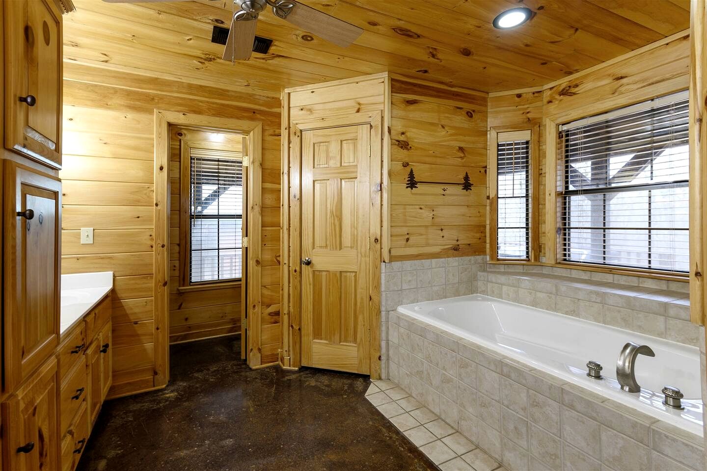 Gorgeous Cabin with Game Room and Hot Tub in Broken Bow, Oklahoma