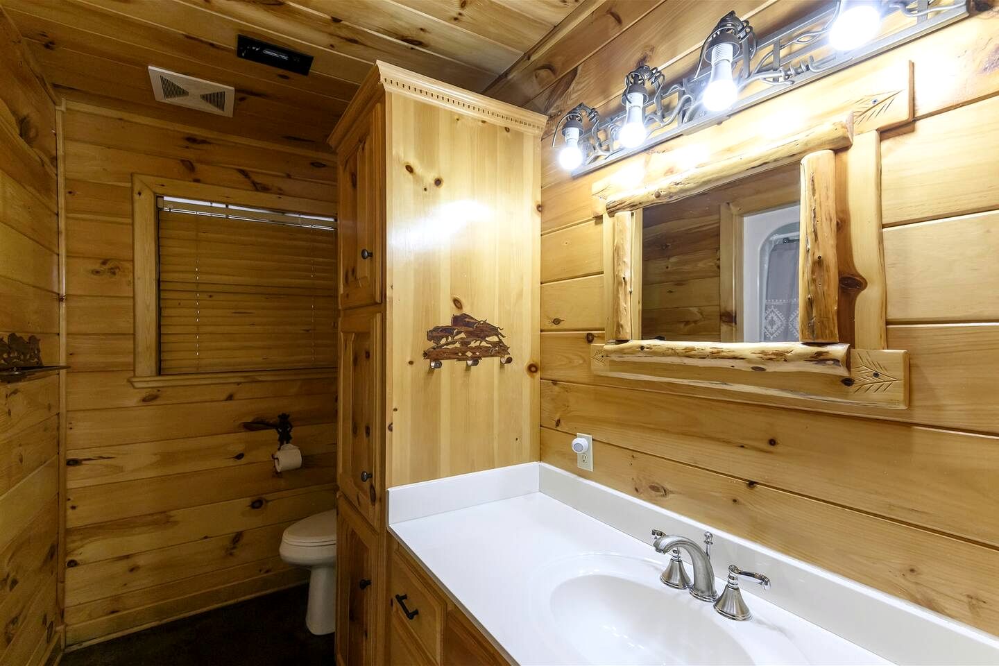 Gorgeous Cabin with Game Room and Hot Tub in Broken Bow, Oklahoma