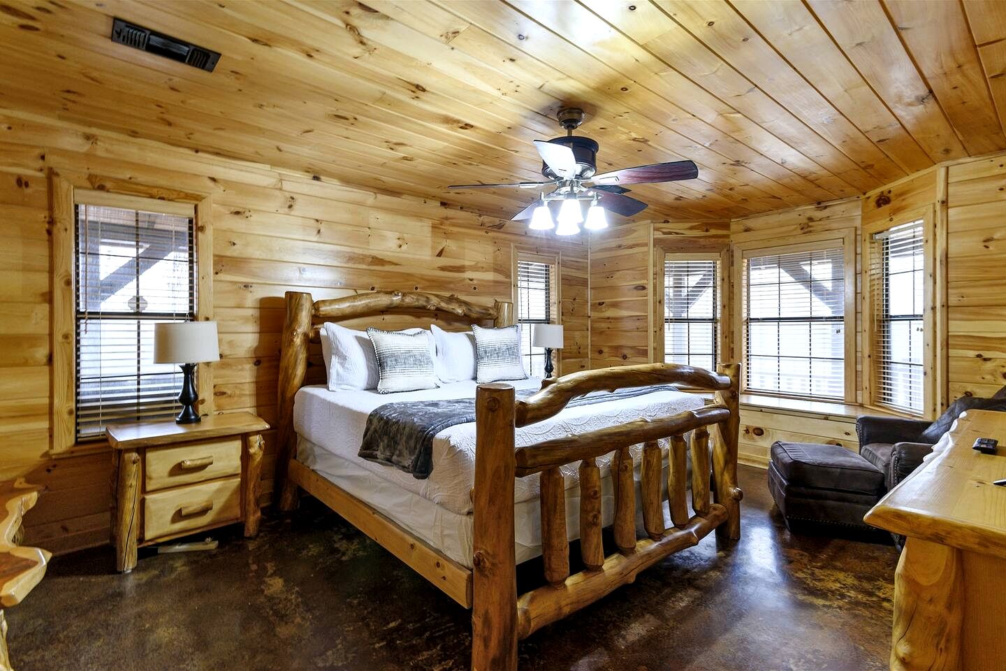 Gorgeous Cabin with Game Room and Hot Tub in Broken Bow, Oklahoma