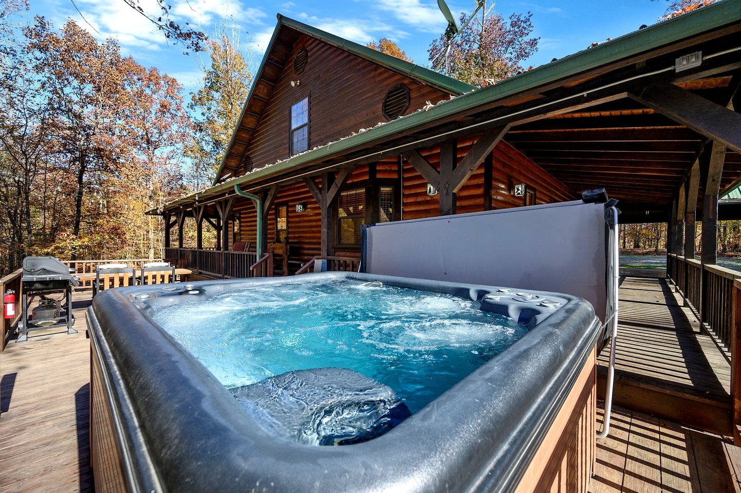 Gorgeous Cabin with Game Room and Hot Tub in Broken Bow, Oklahoma