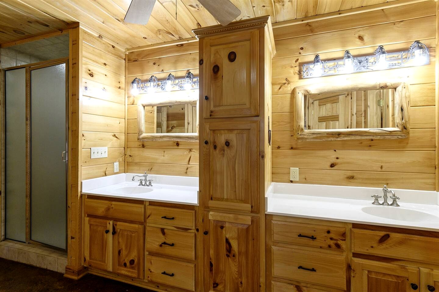 Gorgeous Cabin with Game Room and Hot Tub in Broken Bow, Oklahoma