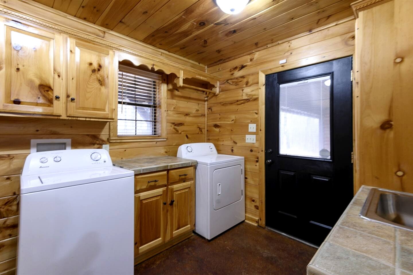 Gorgeous Cabin with Game Room and Hot Tub in Broken Bow, Oklahoma