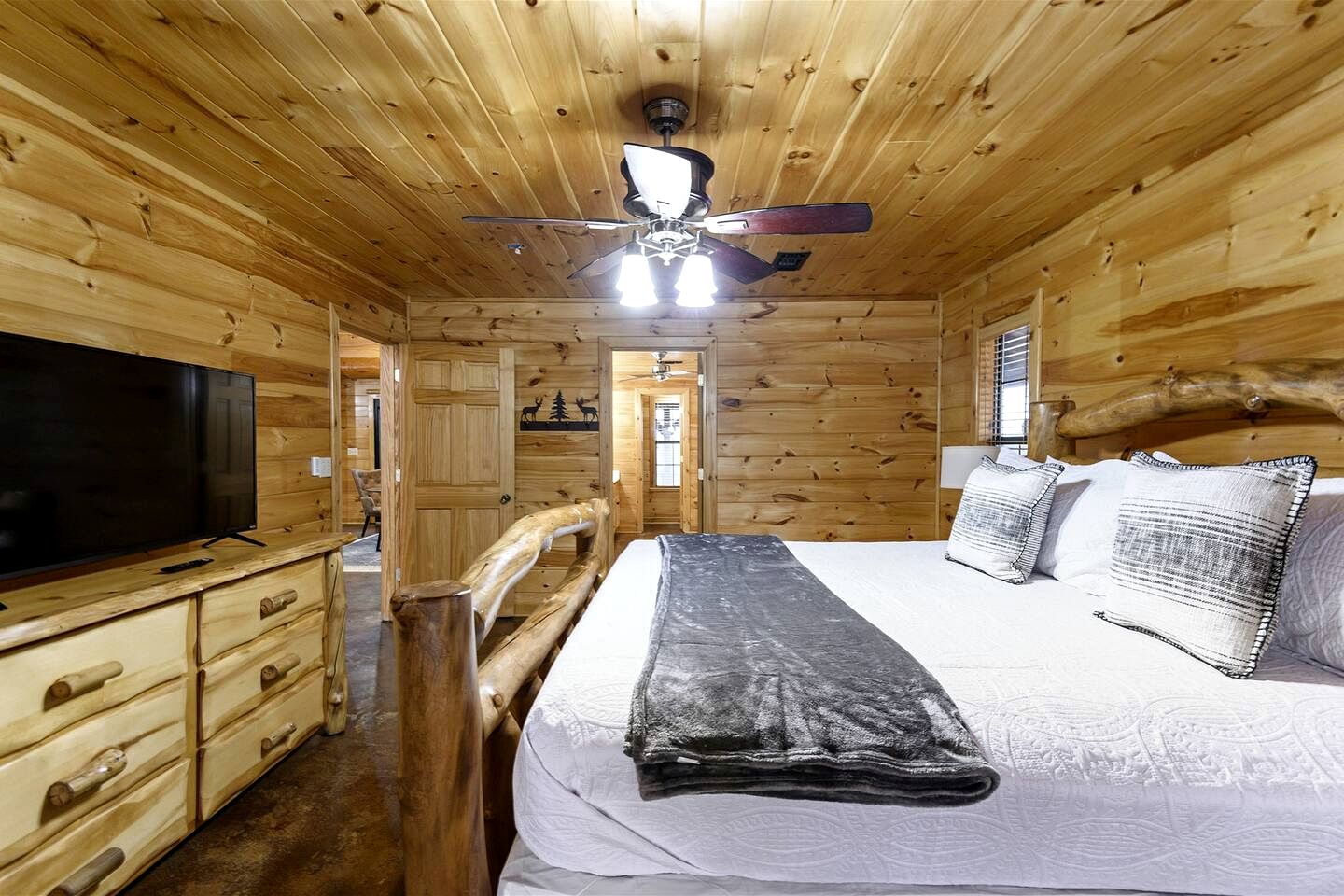 Gorgeous Cabin with Game Room and Hot Tub in Broken Bow, Oklahoma
