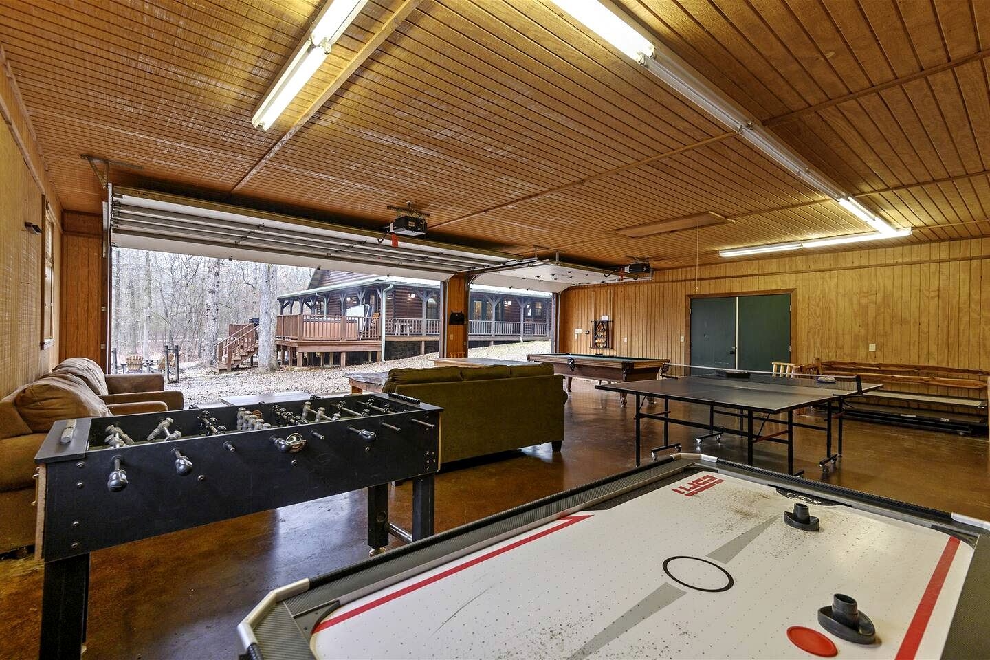 Gorgeous Cabin with Game Room and Hot Tub in Broken Bow, Oklahoma