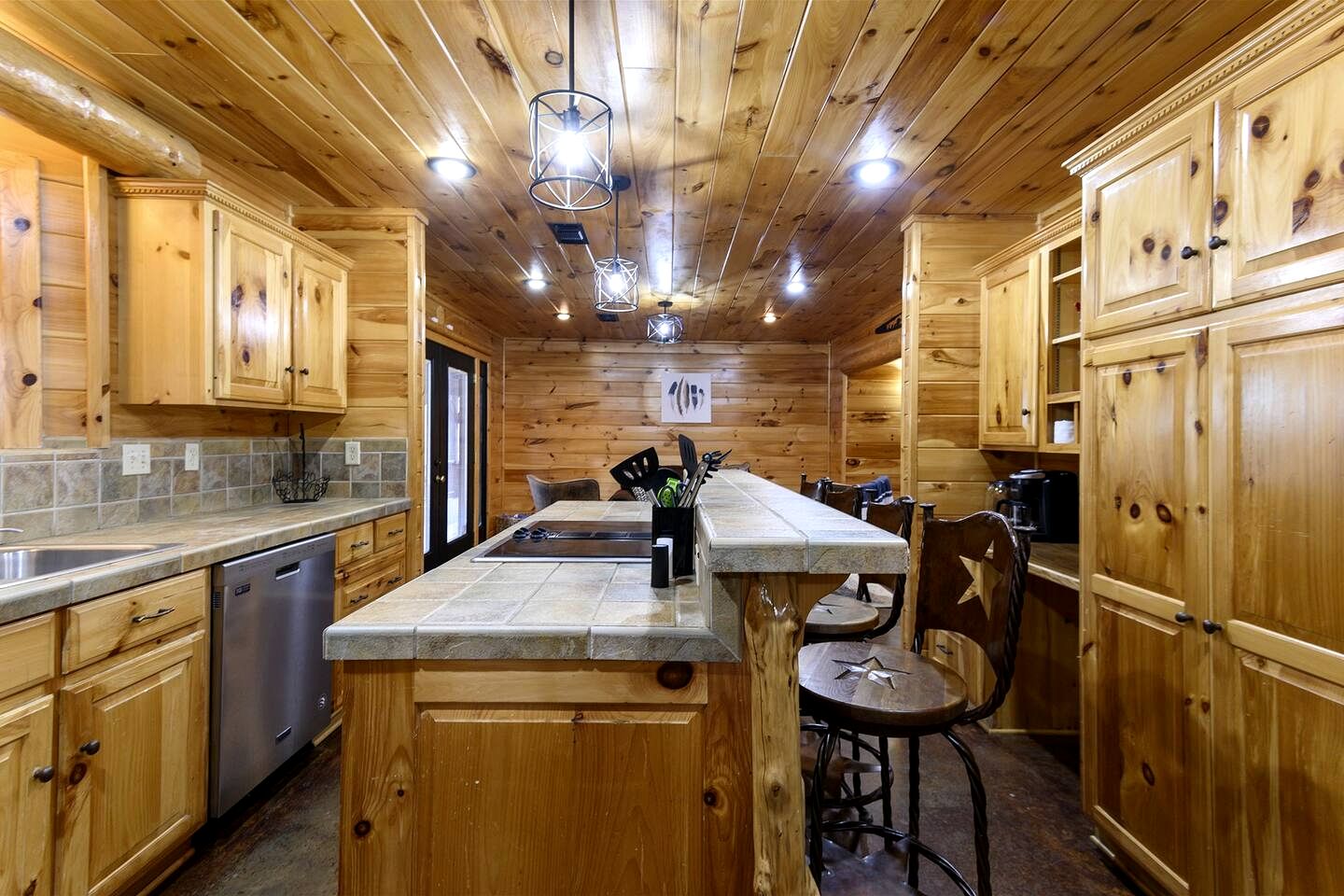 Gorgeous Cabin with Game Room and Hot Tub in Broken Bow, Oklahoma