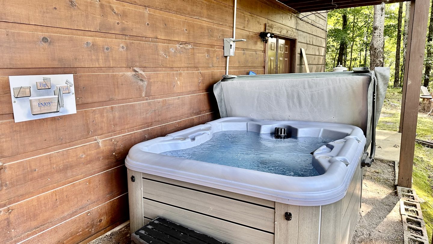 Gorgeous Cabin with Hot-tub and Fire Pit in Clarkesville, Georgia