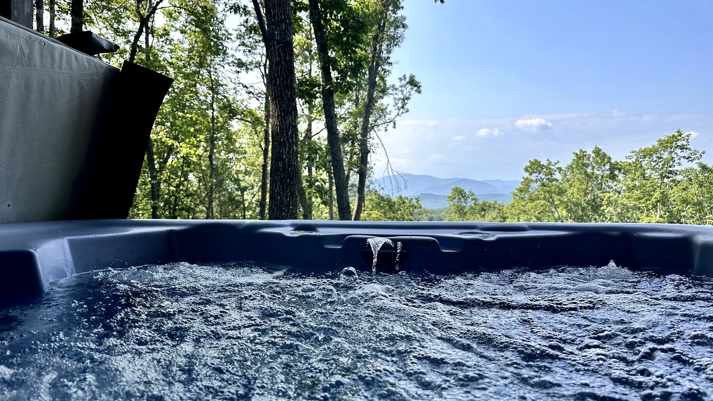 Gorgeous Cabin with Hot-tub and Fire Pit in Clarkesville, Georgia