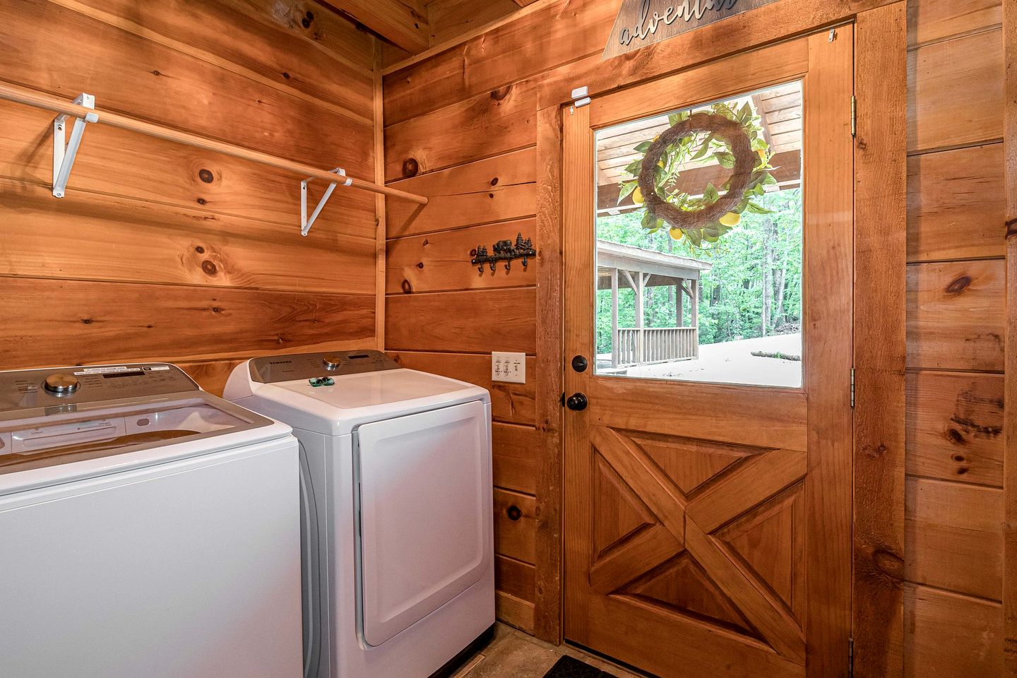 Gorgeous Cabin with Hot-tub and Fire Pit in Clarkesville, Georgia